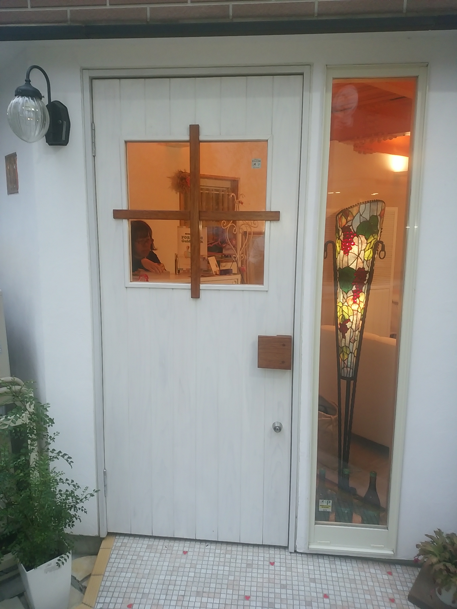 白いドアとカリン 自然素材の新築・リフォーム｜フォレスト・ハウス／大阪市