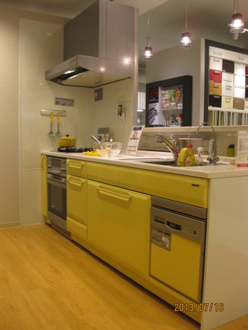 黄色いキッチン